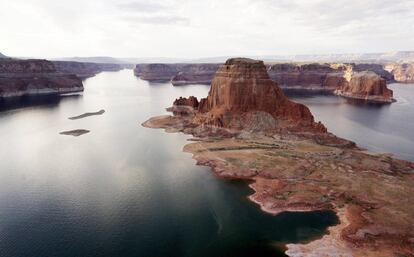 Vista del cañón Gregory Butte en mitad del lago Powell, en Arizona (EE UU).