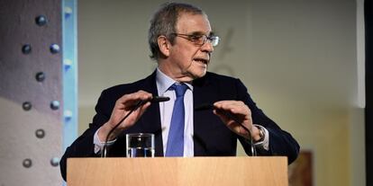El presidente de Telefónica, César Alierta, durante la presentación hoy de las nuevas "Lanzaderas de empleo" de la Fundación Telefónica.