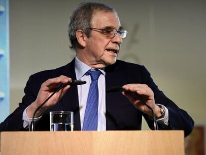 El presidente de Telef&oacute;nica, C&eacute;sar Alierta, durante la presentaci&oacute;n hoy de las nuevas &quot;Lanzaderas de empleo&quot; de la Fundaci&oacute;n Telef&oacute;nica.