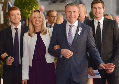 En primer término, Sergei Bubka, cinco veces campeón olímpico de salto de pértiga y candidato a suceder a Jacques Rogge al frente del Comité Olímpico Internacional.