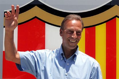 Johan Neeskens, ante las oficinas del FC Barcelona.