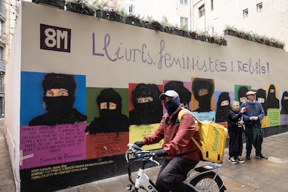 El mural feminista de la calle de la Bòria de Barcelona, vandalizado con niqab pintados sobre los retratos de mujeres pintados por Mariel Soria.