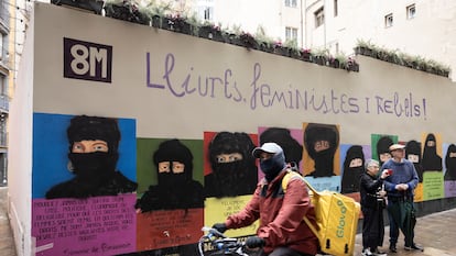El mural feminista de la calle de la Bòria de Barcelona, vandalizado con niqab pintados sobre los retratos de mujeres pintados por Mariel Soria.
