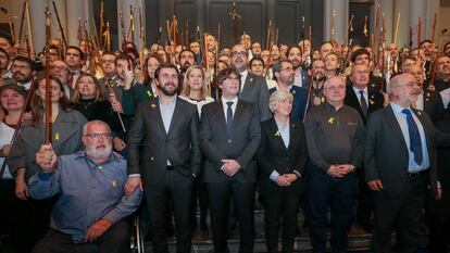 Carles Puigdemont y 200 alcaldes independentistas en el acto celebrado en Bruselas para apoyar al cesado Govern.