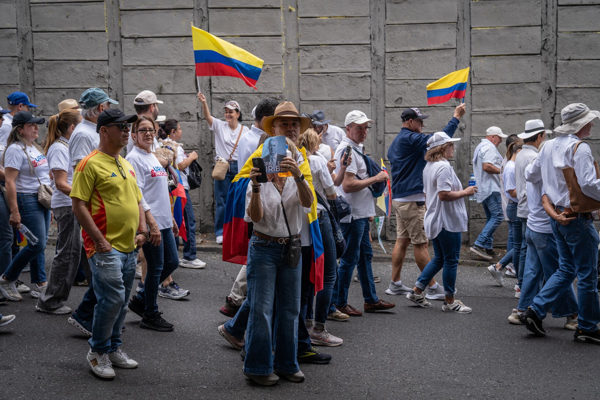 Simpatizantes de Álvaro Uribe protestan contra su condena de 12 años ...