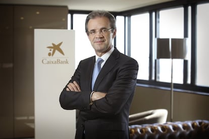 Para CaixaBank es esencial acelerar la transición hacia una economía baja en carbono que promueva el desarrollo sostenible y sea socialmente inclusiva. Por eso, el consejo de administración aprobó una declaración sobre cambio climático con un amplio abanico de medidas, entre las que destaca el impulso del negocio sostenible. La financiación e inversión en proyectos sostenibles se materializa mediante préstamos verdes, vinculados a índices ESG (environmental, social and governance), líneas de acción climática, fondos o bonos verdes. El año pasado participó en el mercado de préstamos verdes por importe de 1.448 millones de dólares, entre otros, con la financiación de proyectos de energías renovables (más de 645 millones de euros). “Nuestro compromiso ambiental nos obliga a minimizar el impacto de nuestras operaciones. Somos la única entidad del Ibex 35 que compensa el 100% de su huella de carbono”.