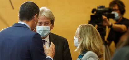 El presidente del Gobierno, Pedro Sánchez, junto a la vicepresidenta y ministra de Asuntos Económicos, Nadia Calviño conversan con el comisario Europeo de Economía, Paolo Gentiloni.