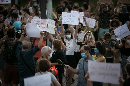 Protesta del sector de la cultura con el lema La Cultura es Segura tras el anuncio del Govern del nuevo cierre de actividades culturales como medida pare evitar los contagios.