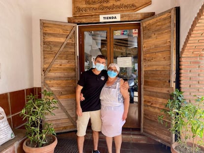 Ana Mateos y Juan Ocaña, en la tienda de la quesería Crestellinas.