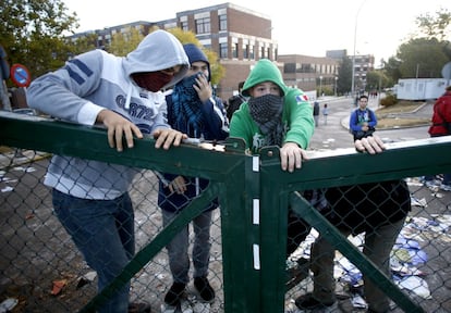 Alumnos del campus de Somosaguas cierran las puertas de uno de los accesos a la universidad.