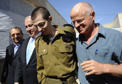 Noam Shalit y su hijo Gilad, acompañados por el primer ministro israelí Benjamin Netanyahu y el ministro de Defensa Ehud Barak, poco antes de llegar a la base de Tel Nof, en una imagen proporcionada por el Gobierno de Israel.