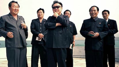 El líder norcoreano, Kim Jong-il, inspecciona una nueva granja de cabras en Unjong- ri, en la provincia de Pongsan, en junio de 2003.