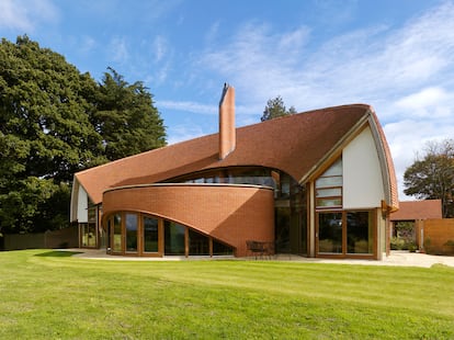 Vivir en una casa ecológica y sostenible no significa duplicar presupuestos o conformarse con construcciones anodinas. La Headlands House diseñada por David Kirkland en Hertfordshire (Escocia) lo demuestra. Combina el ladrillo tradicional con materiales locales poco procesados y aporta soluciones de bajo consumo energético.