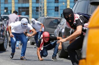 Manifestantes palestinos durante enfrentamientos con las fuerzas israelíes cerca del asentamiento judío de Beit El, cerca de la ciudad de Ramala, en Cisjordania.