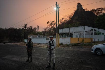 Oficiales de la Guardia Nacional vigilan en un puesto de control en Nuevo Teapa, Veracruz (México). En junio de 2024.