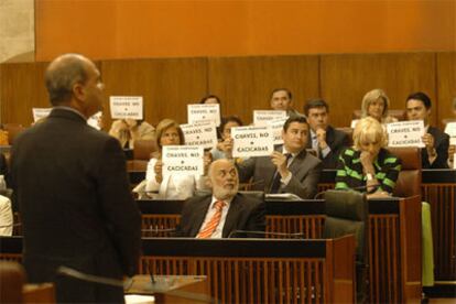 Los diputados del PP muestran carteles alusivos a Manuel Chaves (a la izquierda), durante la sesión de control.