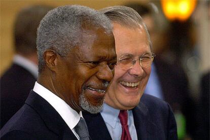 Kofi Annan (izquierda) y Donald Rumsfeld ríen tras su llegada a la conferencia de Múnich.