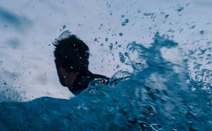 Un surfista practica antes del campeonato de Pantín. 