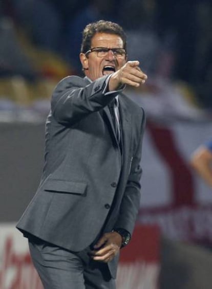 Capello da instrucciones en el banquillo de Inglaterra, en 2010.