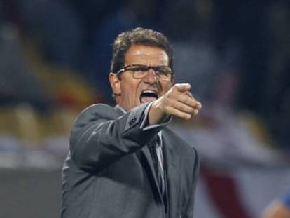 Capello da instrucciones en el banquillo de Inglaterra, en 2010.