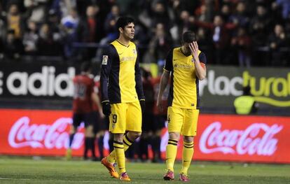 Diego Costa y Gabi se lamentan tras un gol.