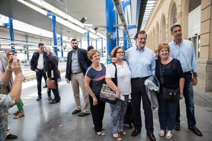 Mariano Rajoy se fotografía en la estación de Lleida. A su izquierda, Pedro Sánchez.