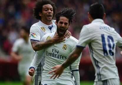 Isco celebra el gol de la victoria con Marcelo, mientras se acerca James.