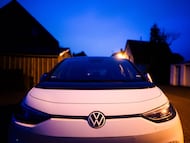 Un coche eléctrico Volkswagen ID.3 aparcado en una zona residencial.
