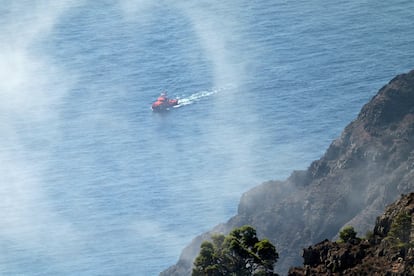 Varias embarcaciones de Salvamento Marítimo realizan la búsqueda de los cuerpos del cayuco que volcó esta madrugada en la costa cercana al Roque de La Bonanza, en el municipio de Valverde (El Hierro), este sábado.