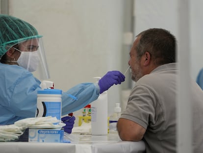 Personal sanitario realiza una prueba PCR en Ordizia.