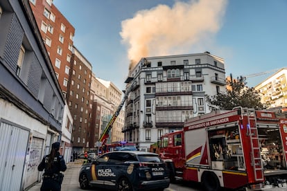 Incendio en un edificio de viviendas en el centro de Santander, este viernes.
