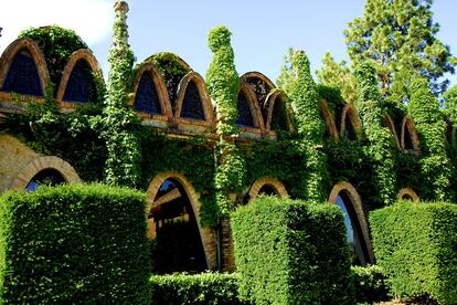 Las cavas de Codorniu (Jaume de Codorníu s/n, Sant Sadurní d'Anoia) fueron construidas entre 1902 y 1915 por el arquitecto Josep Puig i Cadafalch, quien, junto a Gaudí, fue uno de los máximos exponentes de la escuela modernista catalana. Los edificios están caracterizados por sus naves sostenidas por impresionantes arcos y por el uso del ladrillo cocido, combinando perfectamente la creatividad con las necesidades propias de la instalación.