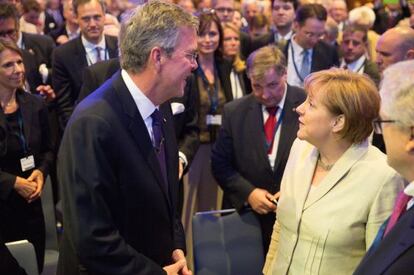 Jeb Bush conversa con Angela Merkel, este martes en Berlín.