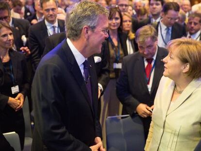 Jeb Bush conversa con Angela Merkel, este martes en Berlín.