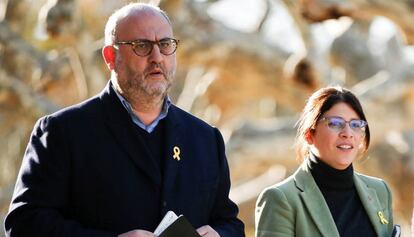 El portavoz de Junts per Catalunya, Eduard Pujol,y la diputada Gemma Geis a su llegada al Parlament