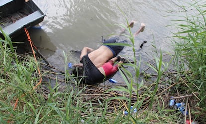 Los cuerpos sin vida de un hombre y su bebé a orillas del Río Bravo.