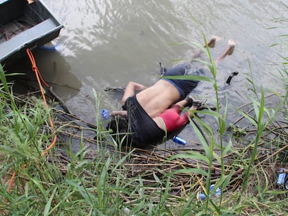 Los cuerpos sin vida de un hombre y su bebé a orillas del Río Bravo.