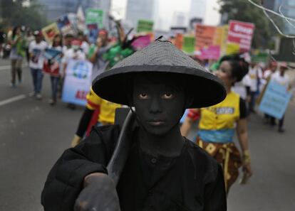 La Conferencia de las Partes de la Convención Marco de Cambio Climático de la ONU que tendrá hasta el 11 de diciembre debe conseguir aunar voluntades y líneas rojas de todos los países del mundo y lograr evitar cualquier veto a un acuerdo. En la imagen, participantes en la protesta contra el cambio climático en Jakarta (Indonesia).