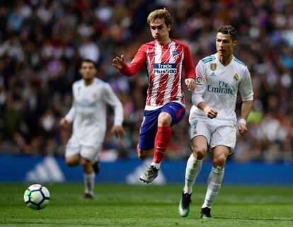 Ronaldo y Griezmann, durante el encuentro.