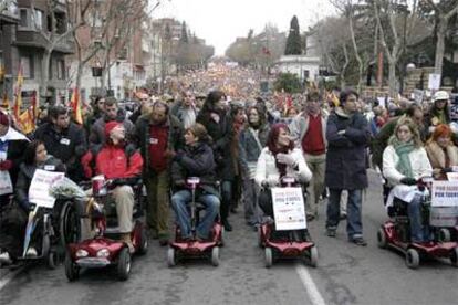 Cabeza de la manifestación convocada por la AVT. En primera línea, a la derecha, Irene Villa.