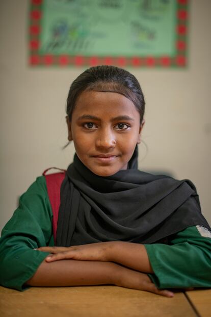 Riya Mone, de 12 años, en su escuela. Por las tardes trabaja como empleada doméstica y cuidadora.