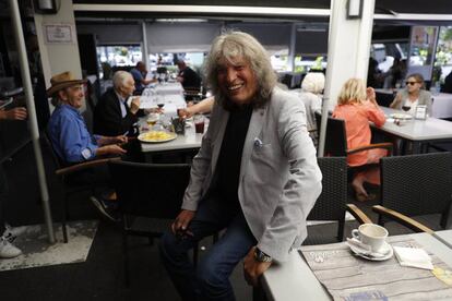 José Mercé, el jueves a mediodía, con unos amigos tomando el aperitivo.