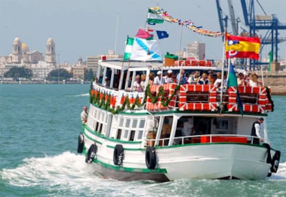 Fotografía de archivo del barco Adriano III, el 'Vaporcito', el popular barco de pasajeros que cubre habitualmente la línea El Puerto de Santa María-Cádiz, y que hoy se ha hundido tras chocar el timón contra el cantil del muelle Reina Victoria de Cádiz. Los 40 pasajeros que viajaban han salido ilesos.