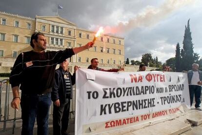 Funcionarios en una protesta en Atenas el pasado día 10