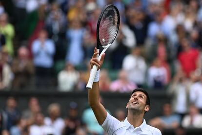 Victoria de Novak Djokovic para reafirmarse como el gran candidato al título en Londres y para confirmar que, mientras otros aún necesitan tiempo, él está para ganar Wimbledon ya mismo, como demostró en el triunfo ante el serbio Miomir Kecmanovic (6-0, 6-3 y 6-4). En la imagen, Djokovic celebra su victoria, este viernes.