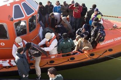 Un grupo de inmigrantes a su llegada al puerto de Barbate.