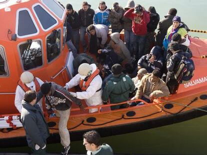 Un grupo de inmigrantes a su llegada al puerto de Barbate.