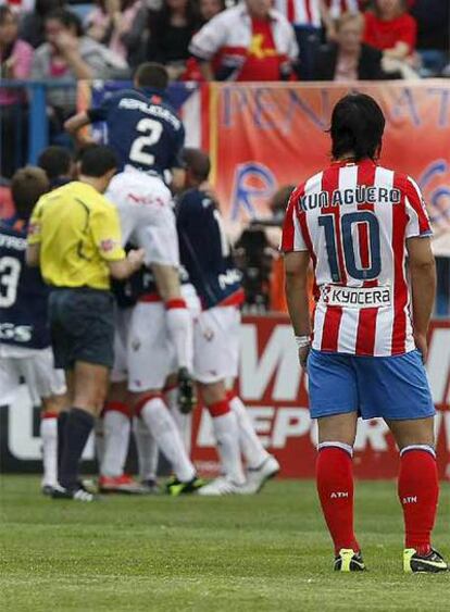El Kun Agüero observa cómo los jugadores de Osasuna celebran un gol.