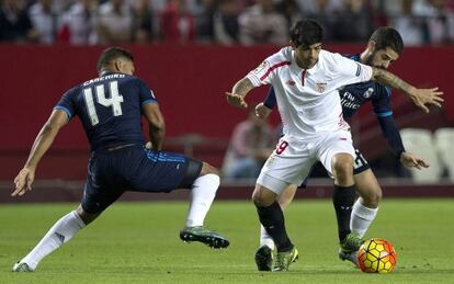 Banega regateja Isco i Casemiro.