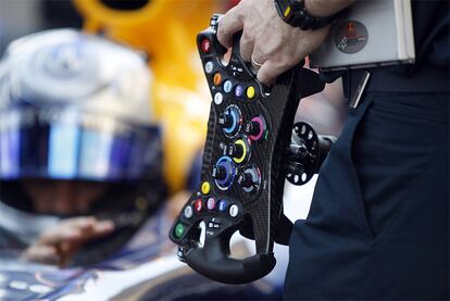 Detalle del volante de Sebastian Vettel, repleto de controladores para afinar el rendimiento del monoplaza